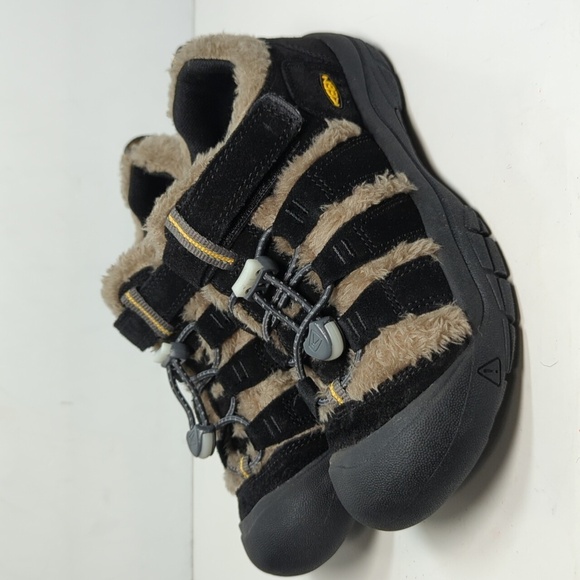 NWOT Keen big kids Newport fur TPS big fold gold shoes. Big kids size 2 EU 34 - Picture 2 of 14